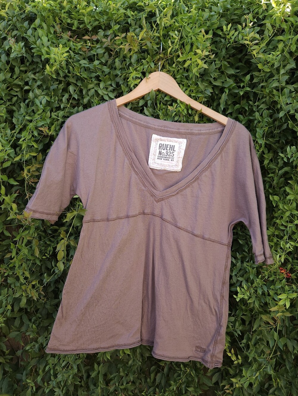 Ruehl No. 925 V neck Y2K Tee